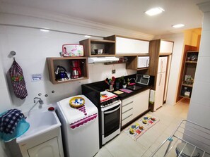 Geladeira, micro-ondas, fogão, cooktop