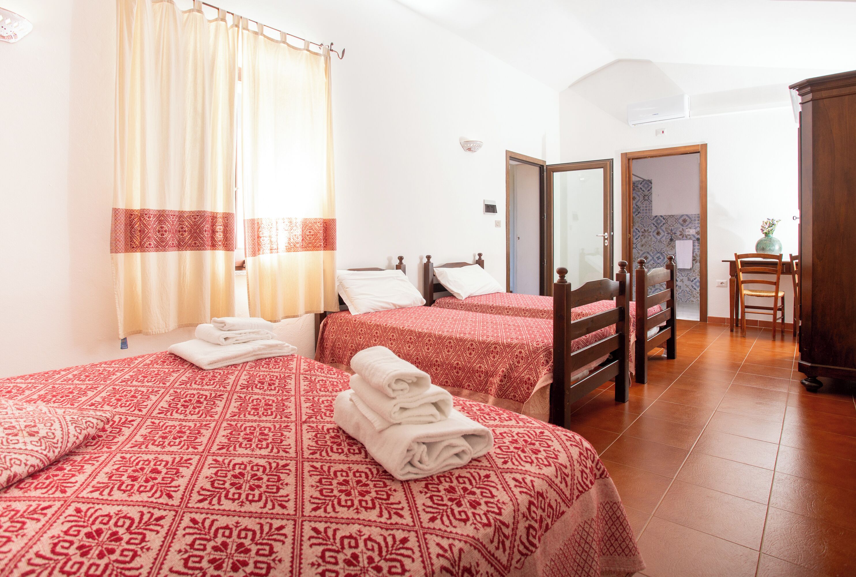 Vierbettzimmer | Daunenbettdecken, Schreibtisch, Verdunkelungsvorhänge