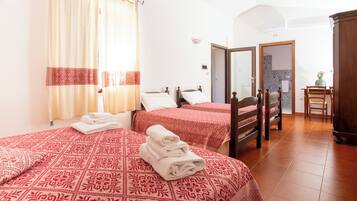 Vierbettzimmer | Daunenbettdecken, Schreibtisch, Verdunkelungsvorhänge