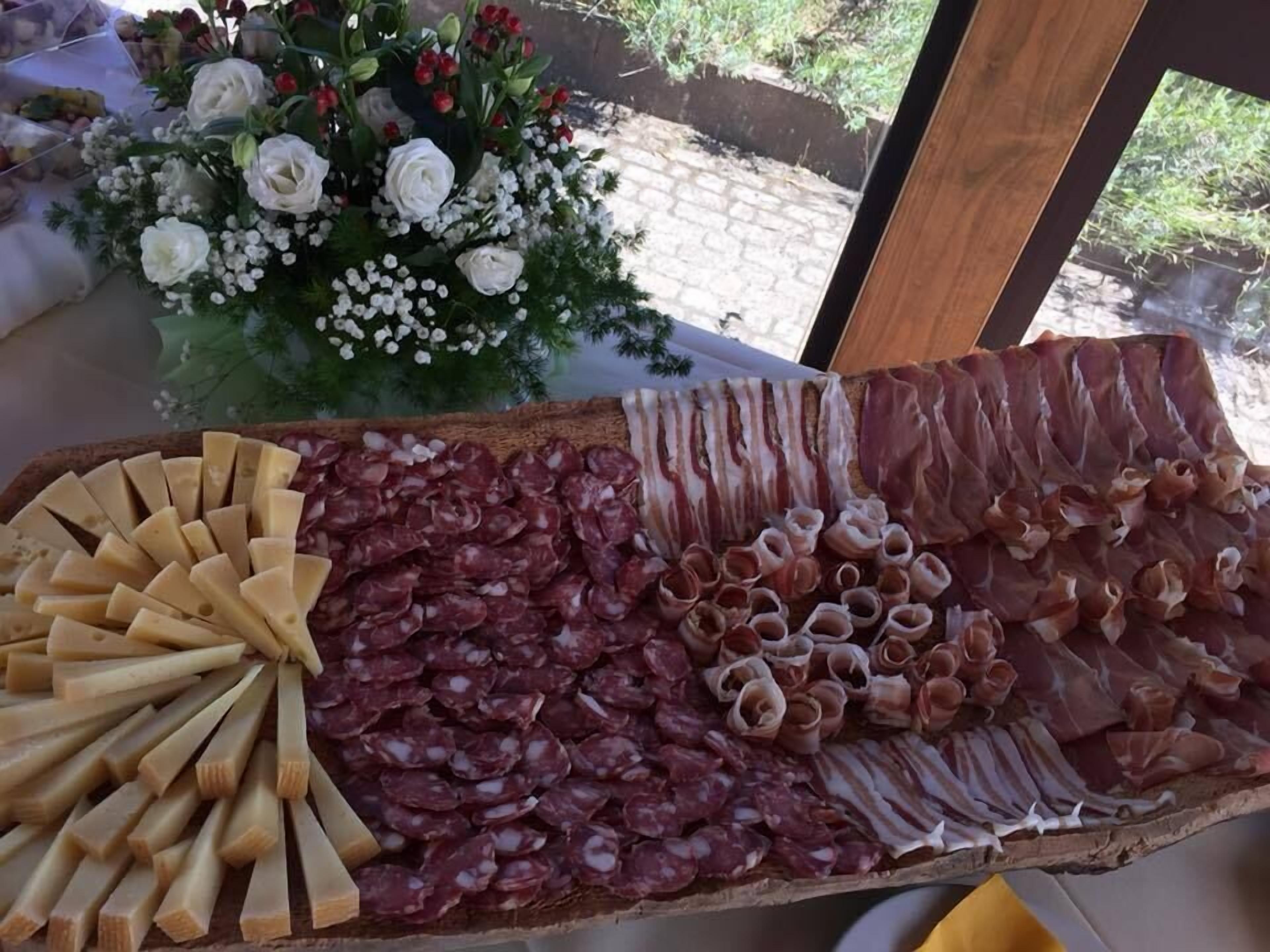 Una tabla de quesos y embutidos variados.