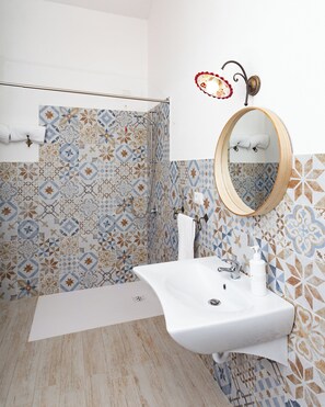 Shower, free toiletries, hair dryer, bidet