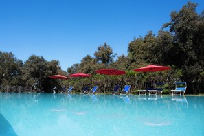 Piscine extérieure (ouverte en saison), chaises longues
