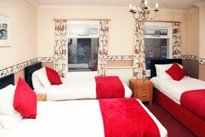 Driepersoonskamer, 3 eenpersoonsbedden, niet-roken | Donsdekens, verduisterende gordijnen, gratis wifi