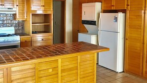 Departamento familiar, 2 habitaciones, para no fumadores, vista a la playa | Cocina privada | Refrigerador, microondas, horno y parrilla de estufa 