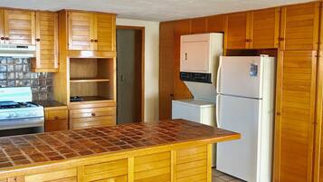 Departamento familiar, 2 habitaciones, para no fumadores, vista a la playa | Cocina privada | Refrigerador, microondas, horno y parrilla de estufa