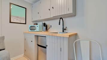 Deluxe Room | Iron/ironing board, free WiFi, bed sheets