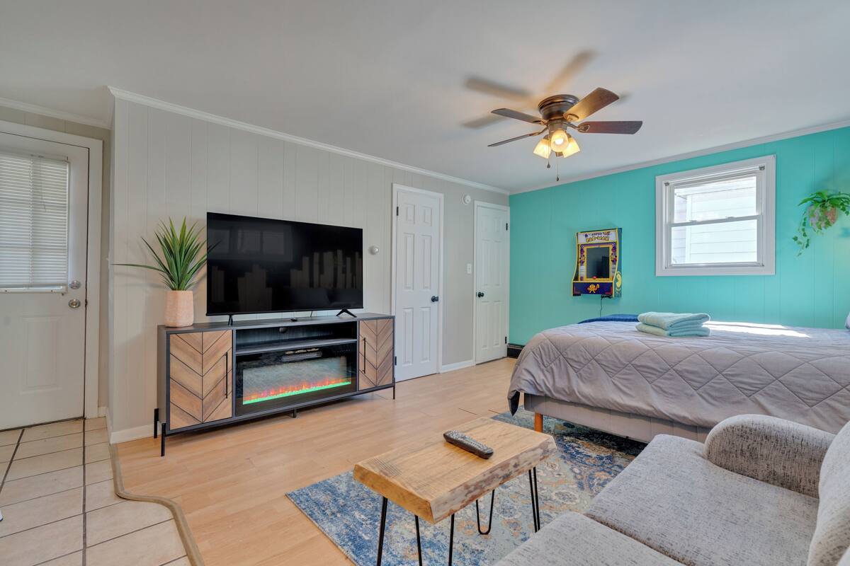 Deluxe Room | Iron/ironing board, WiFi (free), bed sheets