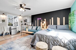 Een strijkplank/strijkijzer, gratis wifi, beddengoed