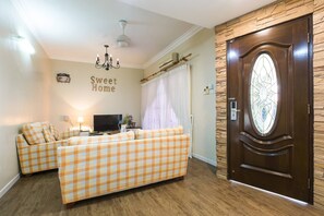 Télévision, lecteur de DVD, livres