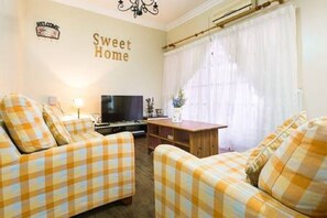 TV, DVD player, books - Jane's farm host Bee Casa Management (Desa Mutiara Ii)