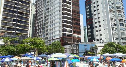 BC: Beautiful beachfront apartment - stunning front and side views.