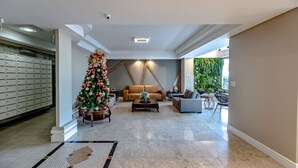 Un amplio salón con un árbol de Navidad, sofás y una mesa de centro.