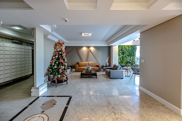 Ein geräumiger Wohnbereich mit Weihnachtsbaum, Sofas und Couchtisch.