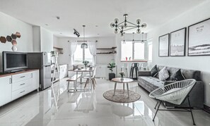 TV, DVD player, books - Luxury LaRomance Studio with sea view (Vung Tau)