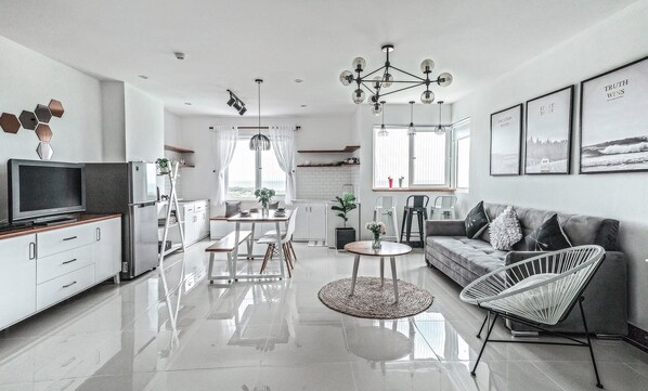 Télévision, lecteur de DVD, livres