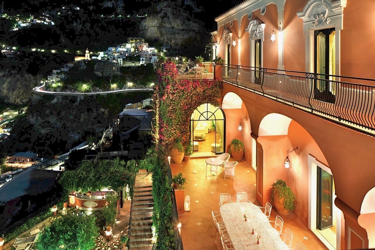 Una terrazza sul tetto con posti a sedere all'aperto, una scala e vista sul paesaggio circostante.