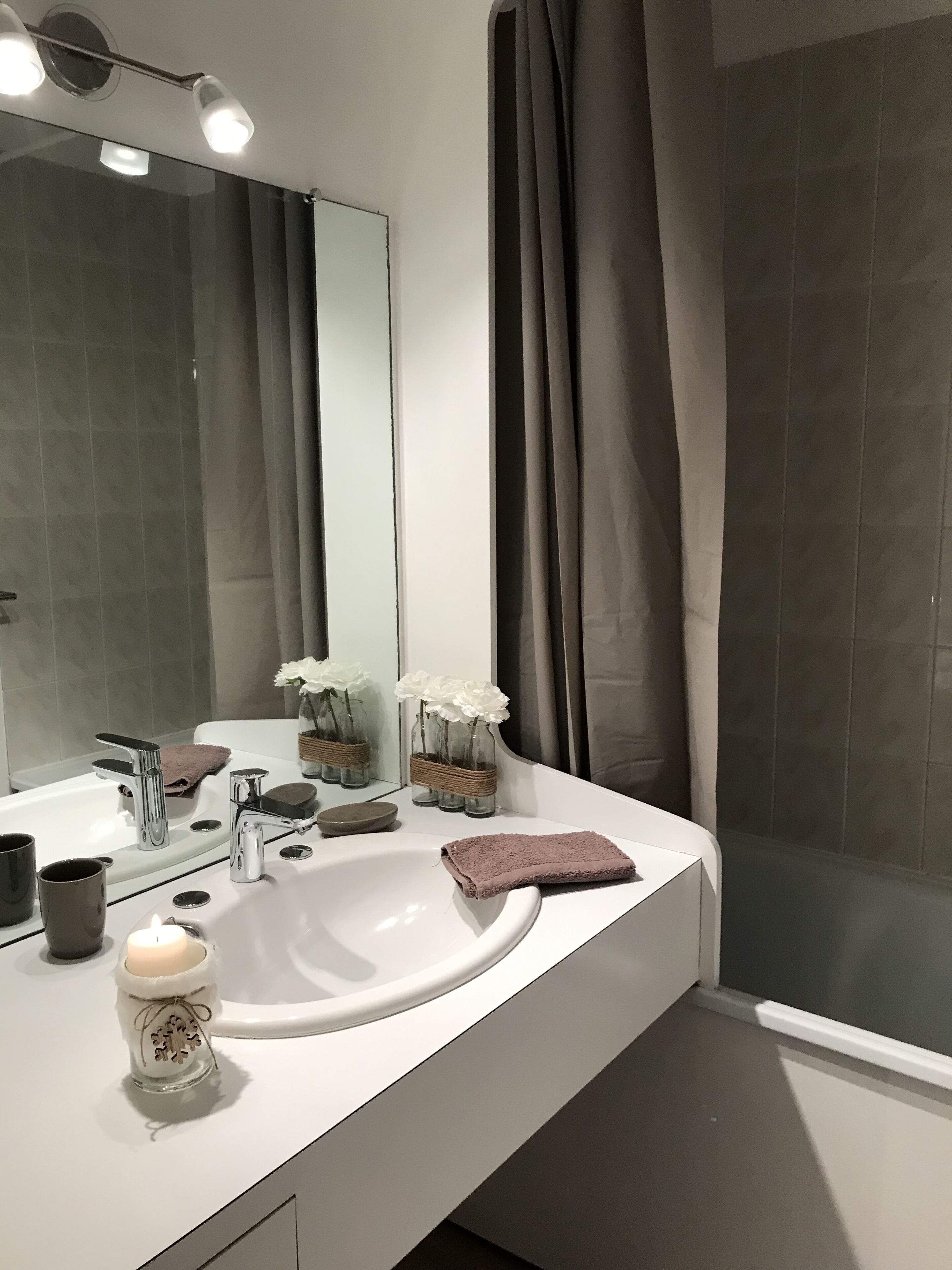Baignoire, sèche-cheveux, serviettes fournies, papier toilette