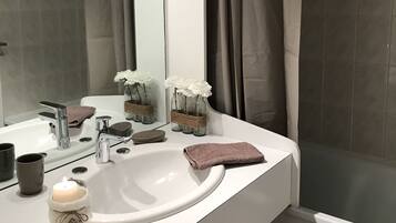 Baignoire, sĂšche-cheveux, serviettes fournies, papier toilette