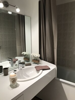 Badewanne, Haartrockner, Handtücher, Toilettenpapier