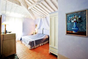 15 chambres, accès Internet, draps fournis