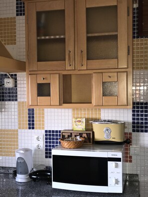 Een koelkast, een microgolfoven, een oven, een kookplaat