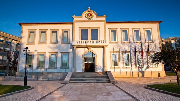 A building with a symmetrical facade, a central entrance with steps, and a balcony above the door. - Cabanelas Country House Casa do Afonso (Vale de Cambra)