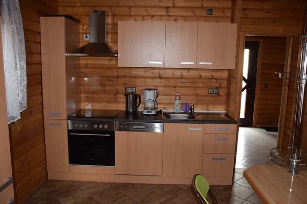 Kylskåp, spishäll, diskmaskin och kaffe- och tebryggare