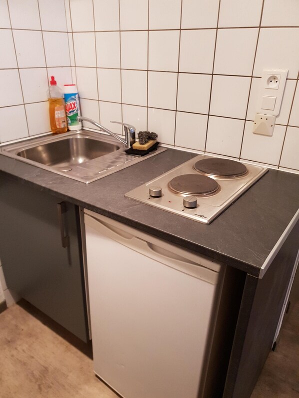 Fridge, microwave, stovetop, coffee/tea maker