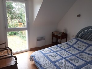 5 bedrooms, desk, iron/ironing board, WiFi