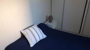 2 habitaciones y tabla de planchar con plancha