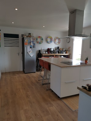 Réfrigérateur, four à micro-ondes, un four, surface de cuisson