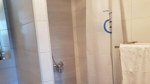 A bathroom with a shower, a sink, and a towel rack. - Residence Terminus housing  (Clermont-Ferrand)