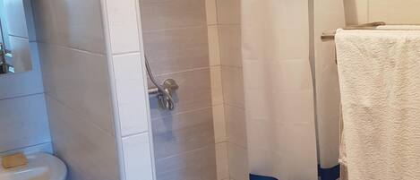 Serviettes fournies, savon, papier de toilette