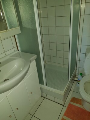 Toallas, jabón, papel de baño 