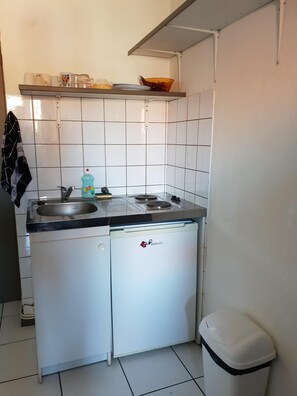 Réfrigérateur, micro-ondes, plaque de cuisson, lave-vaisselle