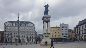 A spacious public square with a central monument, surrounded by historic buildings. - Jaude Residence Stay 4 (Clermont-Ferrand)