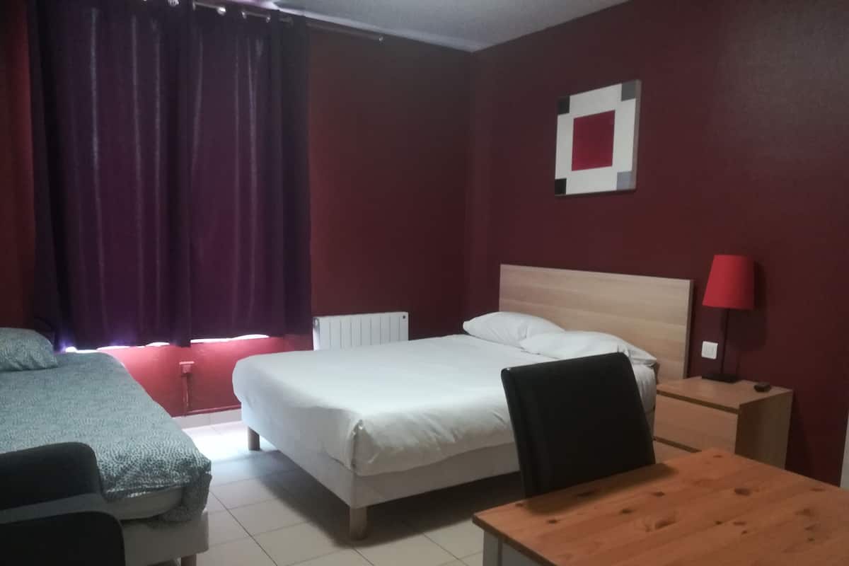 Habitación triple estándar | Decoración personalizada, muebles diferentes y escritorio