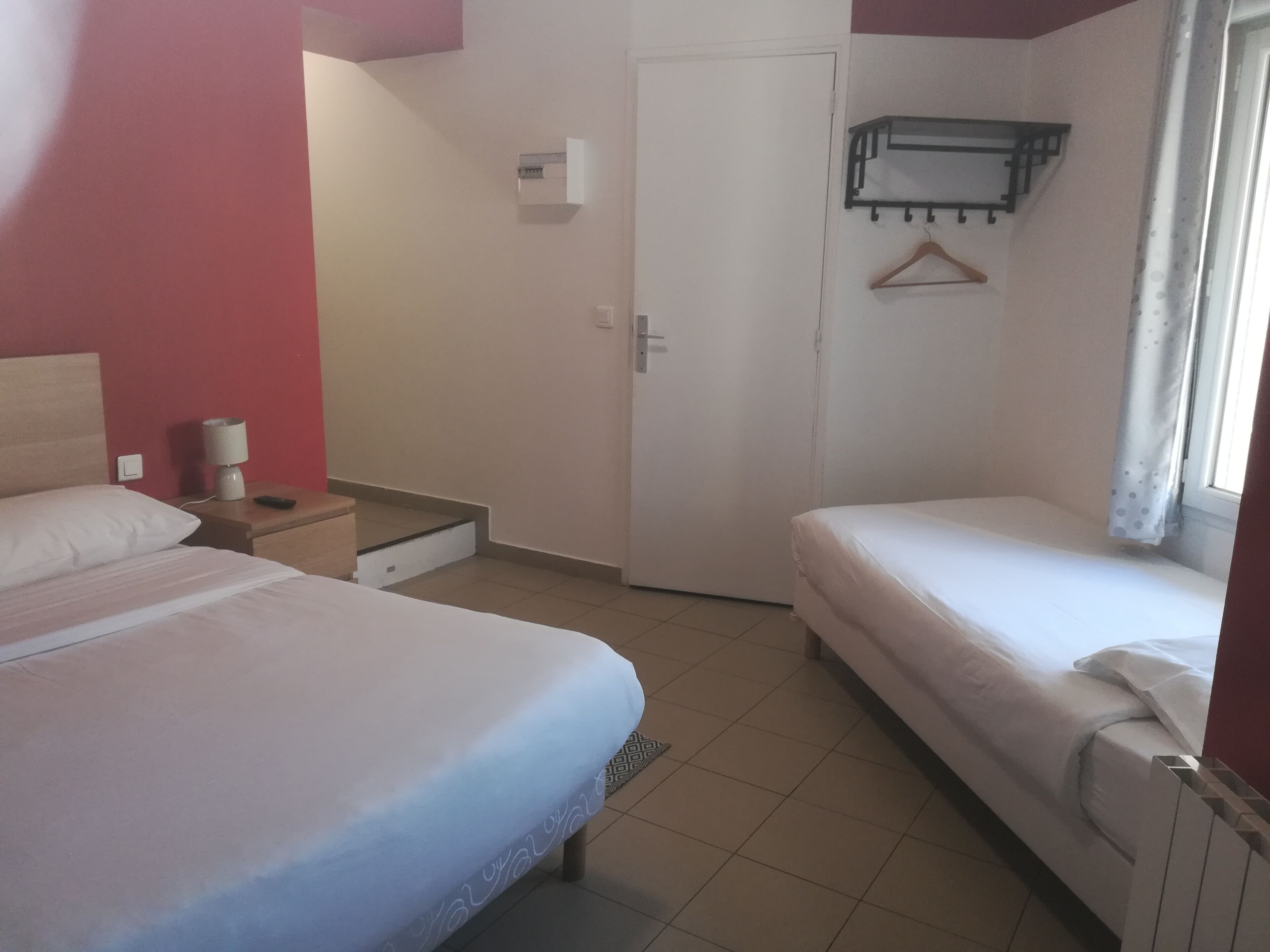 1 bedroom, individually decorated, individually furnished, desk