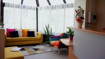 Coin salon dans le hall