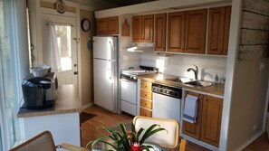 Fridge, microwave, oven, stovetop - Cozy Treehouse Close to Harbour Town and HHI Beaches (Hilton Head Island)