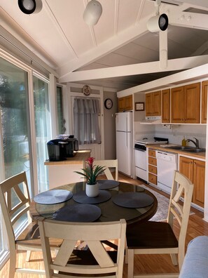 Dining - Cozy Treehouse Close to Harbour Town and HHI Beaches (Hilton Head Island)