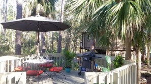 Outdoor dining - Cozy Treehouse Close to Harbour Town and HHI Beaches (Hilton Head Island)