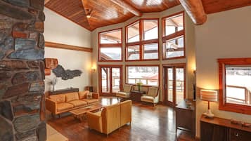 Téléviseur connecté, foyer, lecteur de DVD, table de baby-foot