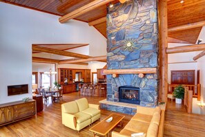 TV connectée, cheminée, lecteur de DVD, baby-foot