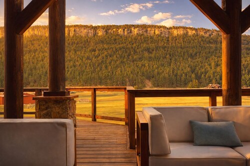 Epic Nemo Lodge - Large Group Escape in the Heart of the Black Hills