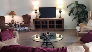 Deluxe-huoneisto, 1 suuri parisänky, tupakointi kielletty, vuoristonäköala | Oleskelualue | Taulutelevisio
