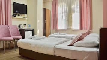 Comfort kamer, 2 eenpersoonsbedden, roken | 1 slaapkamer, luxe beddengoed, een minibar, verduisterende gordijnen