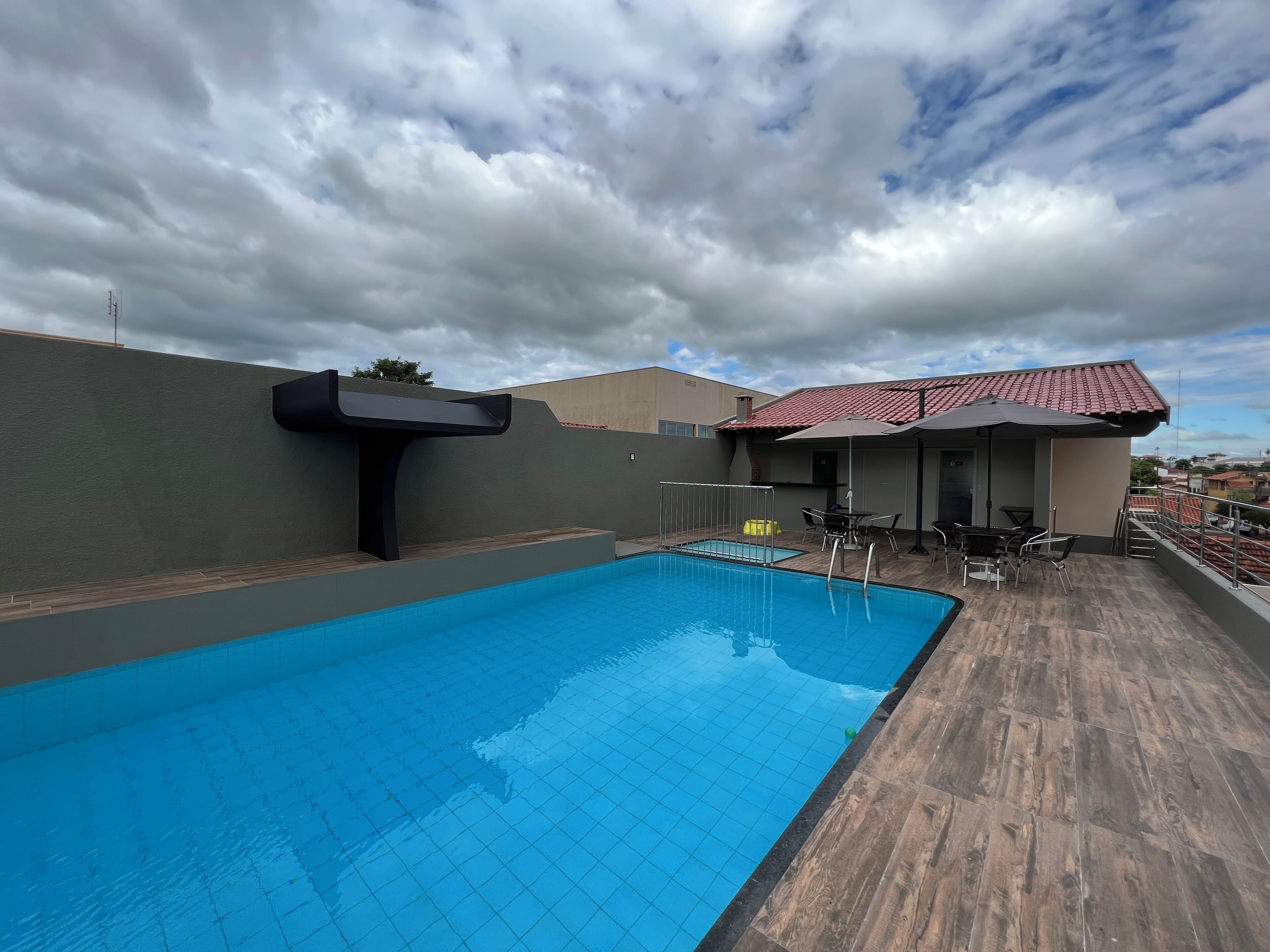 2 kolam renang outdoor