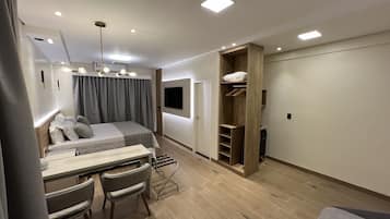 Luxury Suite, 1 King Bed (2 pessoas) | Minibar, free WiFi, bed sheets