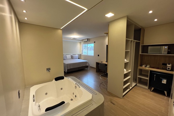 Luxury Suite, 1 King Bed (2 pessoas) | Minibar, free WiFi, bed sheets